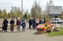 Ля ўваходу на могілкі. Ахвотных купіць кветкі няшмат