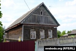 Хата Ўладзімера. Яе гаспадар паставіў сваімі рукамі