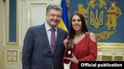 Президент Украины Петр Порошенко вручает Джамале звание Народной артистки Украины