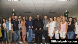 Стывен Сігал у офісе кампаніі Dana Holdings