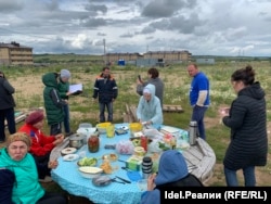 Обеденный стол в палаточным городке