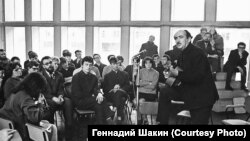 Александр Галич в клубе "Под интегралом". Новосибирский Академгородок. 1968