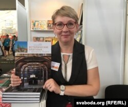 Журналістка Інэса Плескачэўская прадставіла на кірмашы сваю кнігу пра падарожжы па мясьцінах Францішка Скарыны