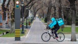 Велосипед мінген жеткізу қызметінің курьері. Алматы, 28 наурыз 2020 жыл.