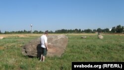 У Радуні на месцы, дзе закладаюць будучы музэй ледніковых валуноў