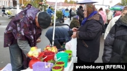 На Смаленскім кірмашы ў Віцебску журавінамі гандлююць без даведак