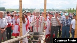 Виталий Станьял передает соху молодежи на народном празднике "Всечувашский Симек"