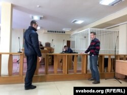 Алесь Лагвінец глядзіць у вочы АМАПаўцу Аляксандру Кавальчуку