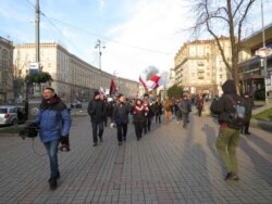 Удзельнікі акцыі ідуць Па Хрэшчатыку ў суправаджэньні паліцыі дыялёгу. Менавіта гэтая падразьдзяленьне Нацыянальнай паліцыі забясьпечвае грамадзкі парадак у часе масавых акцыяў