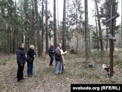 Асьвячэньне айцом Анатолем крыжа на месцы масавых расстрэлаў