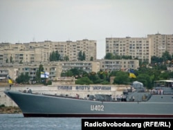 Большой десантный корабль «Константин Ольшанский» (U402) ВМС ВСУ в День флота Украины. Севастополь, 5 июля 2009 года