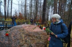 На магіле Алеся Адамовіча