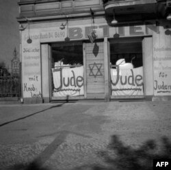 Гэтая фатаграфія зроблена ў Бэрліне ў лістападзе 1938 году. Цяпер тэзіс пра сусьветную габрэйскую змову выказваюць у больш завуаляваных формах