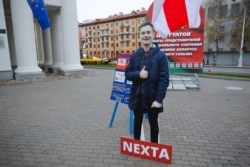 Фігура блогера Nexta перад сустрэчай кандыдатаў у дэпутаты, Менск, 8 лістапада 2019