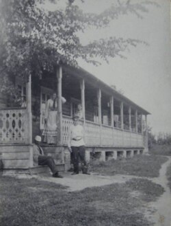 Багушэвіч (у белай шапцы) з роднымі ў Кушлянах. 1899 г.