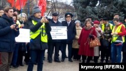 Участники митинга в Севастополе