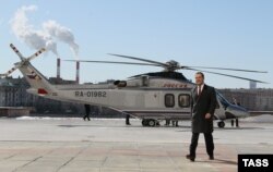 Дзьмітры Мядзьведзеў каля верталёта AW139, архіўнае фота