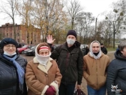 Арцём Лява (у цэнтры) пасьля вызваленьня, Баранавічы, 23 лістапада