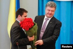 Новый глава МИД Украины Павел Климкин (слева) получил букет цветов от президента Петра Порошенко