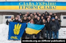 Руслан Кашулінскі зь сябрамі партыі «Свабода»