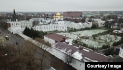 Стена Богоявленско-Анастасииного женского монастыря, переходящая в стену корпуса с замурованными окнами. Ноябрь 2017.