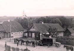 Немцы побач з хатамі габрэяў у цэнтры Крэва, ліпень 1941 году (з калекцыі Сяргея Гапона)