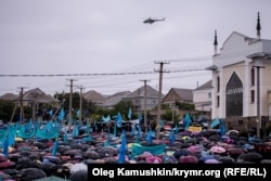 Вертолеты над траурным митингом в Симферополе 18 мая 2014 года