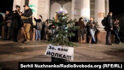 Намёк на лёс Віктара Януковіча, якому не шанцавала зь ялінамі: аднойчы ён забыў назву дрэва і праз паўхвіліны роздуму сказаў «ёлка» замест «ялінка», іншага разу на яго ў час ускладаньня вянкоў павалілася вялізная хвойная канструкцыя