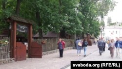 Вуліца Талстога. На месцы дома Гінзбургаў цяпер летняя кавярня