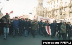 Шэсьце 24 сакавіка 1996, з мэгафонам -- Валянцін Голубеў. Фота Галіны Навумчык