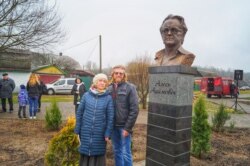 Натальля Адамовіч са скульптарам Гэнікам Лойкам ля бюста Алеся Адамовіча