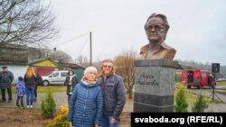 Помнік Алесю Адамовічу ў Глушы. Побач - дачка пісьменьніка Натальля і скульптар Гэнік Лойка, 9 лістапада 2019