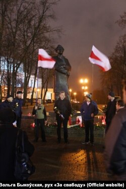 Сябры руху «За свабоду» чытаюць вершы пад помнікам Максіму Багдановічу ў Менску