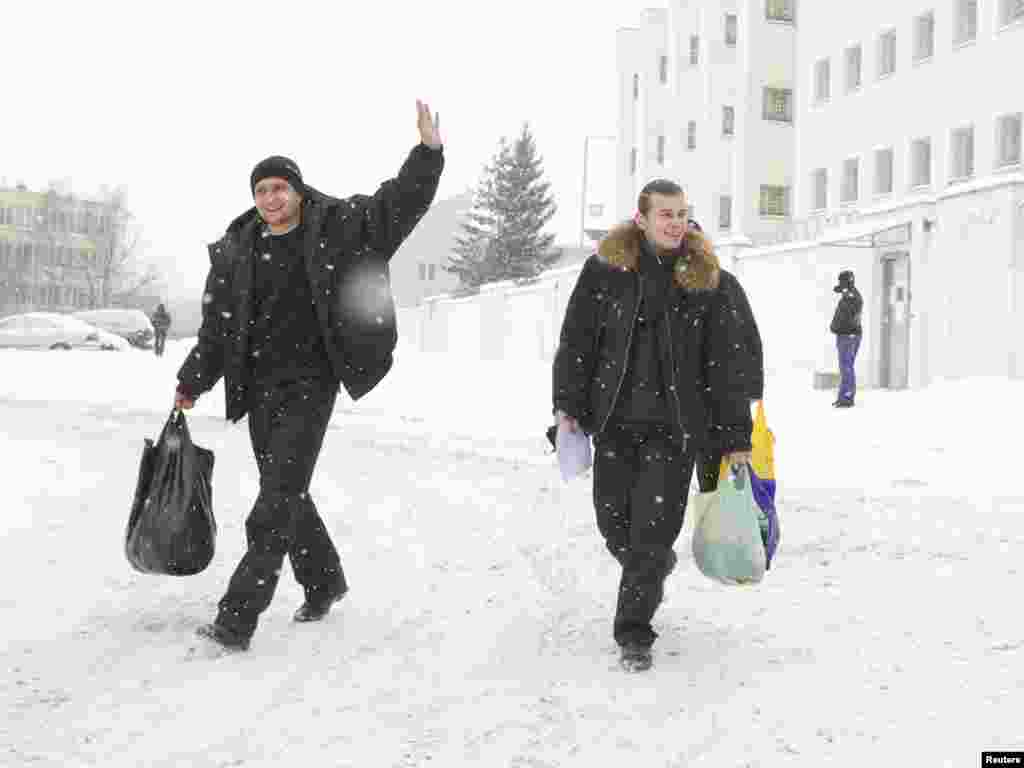 Вязьні Акрэсьціна на волі. З турмы на Акрэсьціна пачалі выпускаць затрыманых