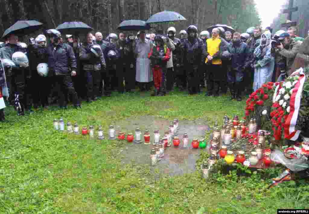 Польскія байкеры ў межах мотапрабегу па месцах, дзе нявінна загінулі палякі ў Літве, Беларусі, Украіне й Расеі, у верасьні 2010 году наведалі Курапаты.&nbsp;