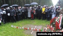 Польскія байкеры ў межах мотапрабегу па месцах, дзе нявінна загінулі палякі ў Літве, Беларусі, Украіне й Расеі, наведалі Курапаты. 2010