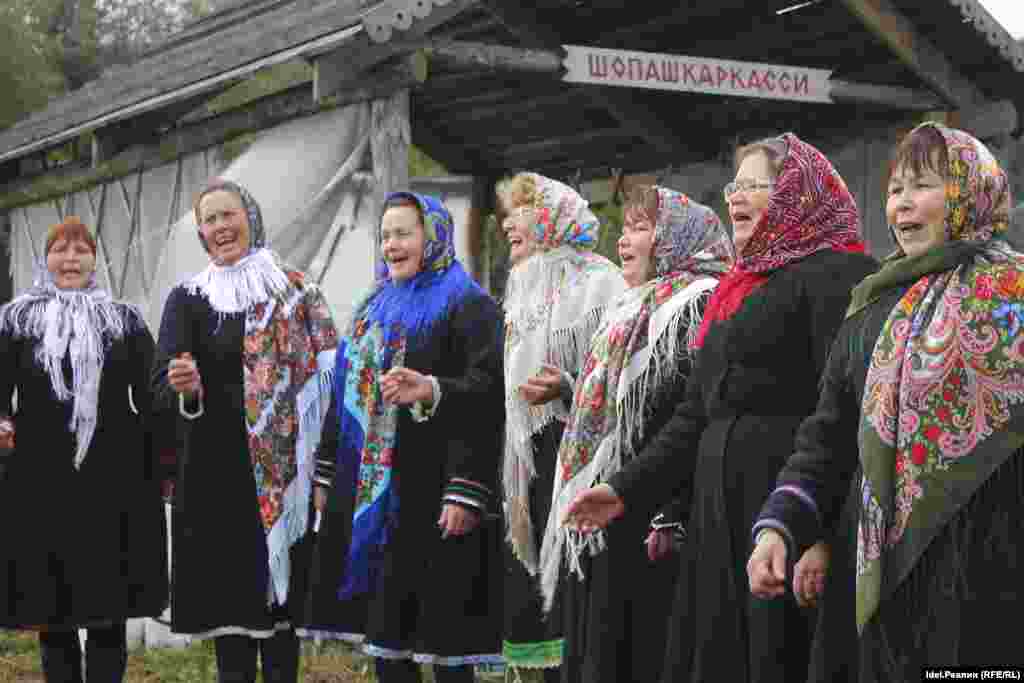 Звучит старинный гимн праздника Кĕрсăри: &quot;Ăмăрткайăк вĕçет пĕлĕт тÿпинче&quot; (&quot;Орел летит в синем поднебесье, Ой в поднебесье, Хотя гнезда свивает на вершине дуба. Хотя думы наши витают в земных заботах, Мечту подняться ввысь мы не теряем&quot;). &nbsp;