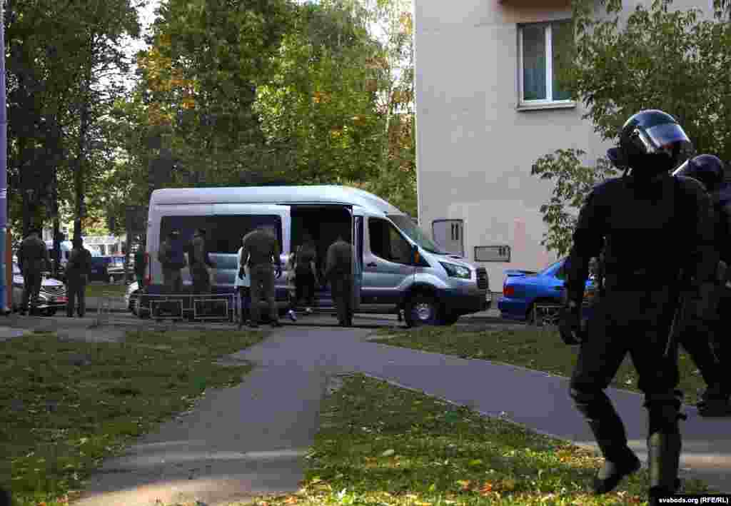 &nbsp;Сілавікі ў балаклавах працягвалі затрымліваць удзельніц акцыі, якія спрабавалі ўцячы, у дварах менскай гімназіі № 23. Там затрымалі некалькі дзясяткаў жанчын