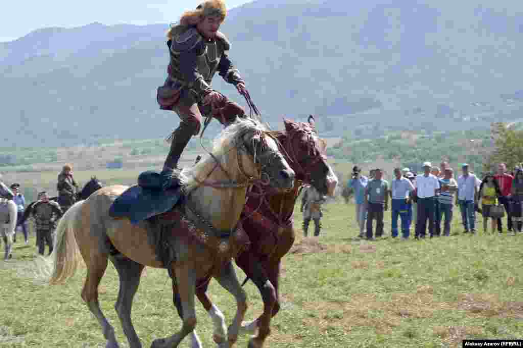 Nomad Stunts каскадерлері сегіз түрлі өнер көрсетеді. Соның ішінде ең негізгісі - ат құлағында ойнау. Суретте: ат үстінде жасалатын трюктің бірі. &nbsp;