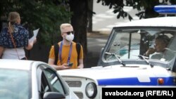 Антон Трафімовіч падчас асьвятленьня «чаргі да ЦВК» 15 ліпеня 2020 году