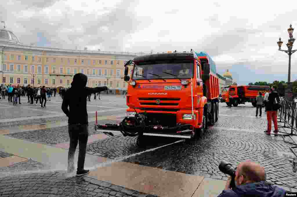 Во время акции протеста в Санкт-Петербурге местные коммунальщики решили почистить площадь, на которой собрались протестующие