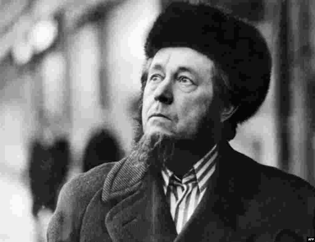 Germany -- Russian writer Aleksandr Solzhenitsyn arrives in Frankfurt after being expelled from the Soviet Union, 15Feb1974