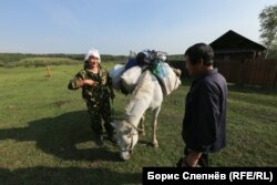 Андриян Хромов в Шевыкане передает посылку местному сторожу