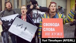 Участники "плов-пикета" у посольства Узбекистана в Москве