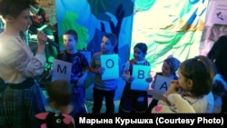 Сьвяткаваньне Міжнароднага дня матчынай мовы ў кавярні „Грай“, арганізаванае інтэрнэт-суполкай „Дзеткі-кветкі“. 2018 год