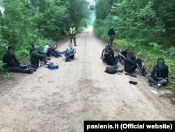 Група мігрантаў, затрыманых літоўскімі памежнікамі недалёка ад мяжы зь Беларусьсю, лета 2021 году