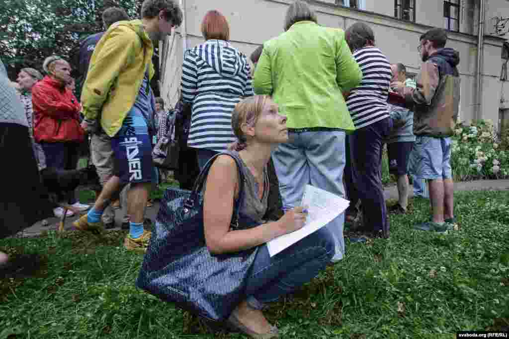 &laquo;Зьвярніце ўвагу. Там (у ПДП) дзіцячыя садкі намаляваныя і&nbsp;выходзяць на&nbsp;гандлёвую вуліцу. Гэта проста сьмешна! Ня&nbsp;будзе там ніякіх садкоў, нічога ня&nbsp;будзе&raquo;,&nbsp;&mdash; людзі падазраюць, што падчас грамадзкага абмеркаваньня зь&nbsp;іх&nbsp;толькі выцягваюць згоду на&nbsp;знос пад праект, які, на іх думку, зроблены з&nbsp;памылкамі і&nbsp;яшчэ ня&nbsp;мае інвэстара.