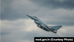 Нямецкі самалёт Eurofighter Typhoon у місіі NATO па патруляваньні паветранай прасторы Латвіі. Фота Міністэрства абароны Латвіі