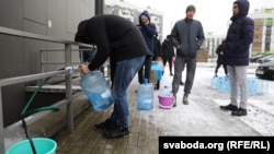 Жители минского района Новая Боровая в очереди за водой