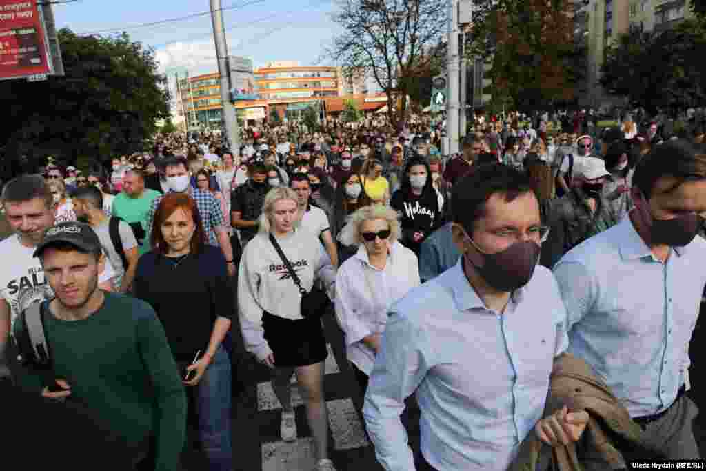 Сьвятлана Ціханоўская на пытаньне Свабоды, ці верыць яна, што Лукашэнка пагодзіцца на ейнае запрашэньне правесьці зь ёй дэбаты, адказала &laquo;Гэта ж яго права вырашаць, пагаджацца ці не. Я запрасіла яго амаль што як на белы танец&raquo;.